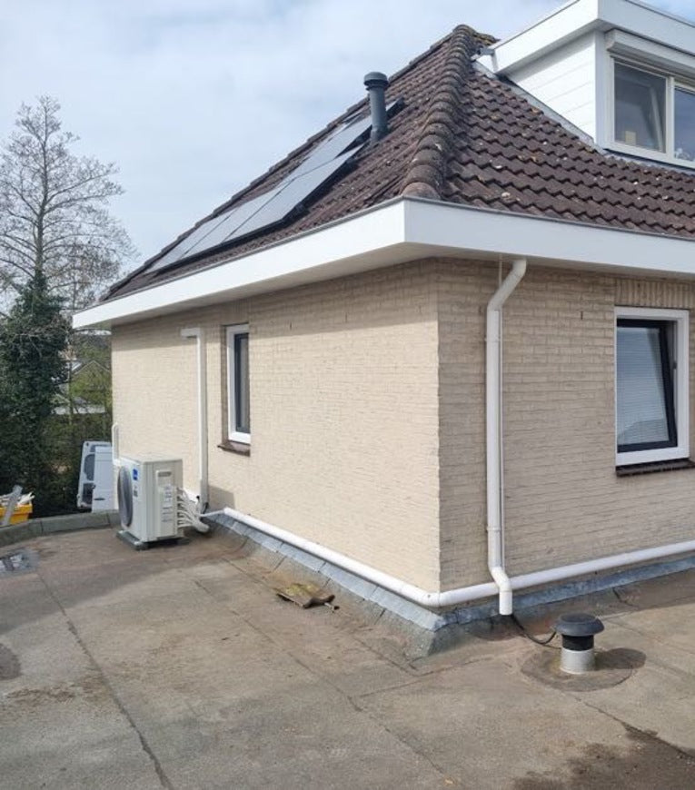 Woning met witte kunststof boeidelen langs de dakrand.