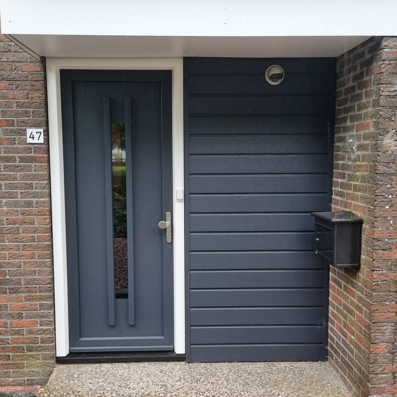Entree van woning afgewerkt met antraciete kunststof bouwmaterialen.